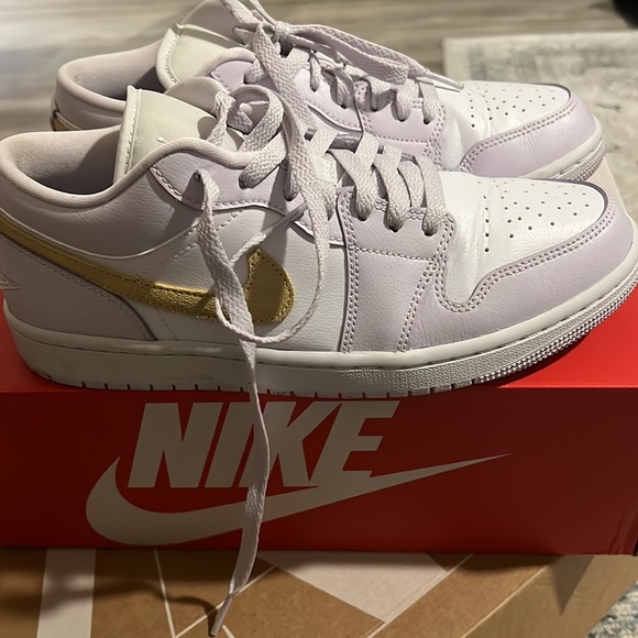 Air Jordan Low Barely Grape Women’s Size 9 - Picture 3 of 5